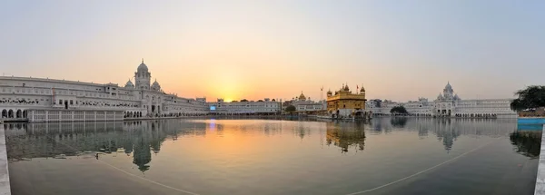 Sikh templo de ouro sagrado em Amritsar, Punjab, Índia — Fotografia de Stock