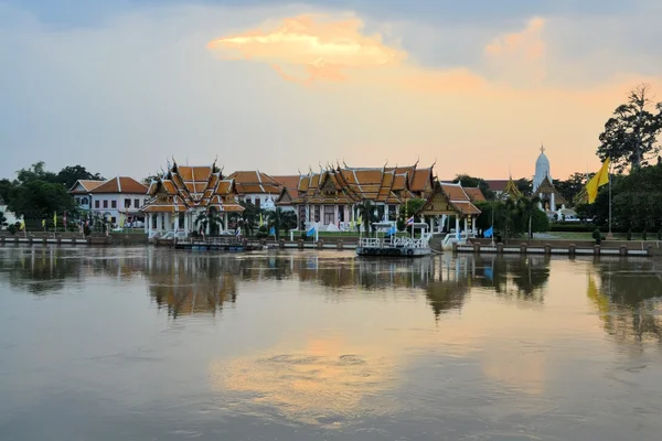 Tempel am Flussufer von Ayutthaya, Thailand — Stockfoto