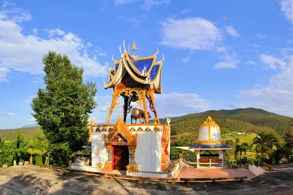 Bell Tower em um templo rural tailandês, norte da Tailândia — Fotografia de Stock