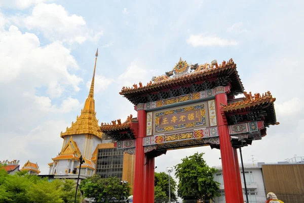 Porte Chinatown avec temple Wat Traimit, Bangkok, Thaïlande — Photo