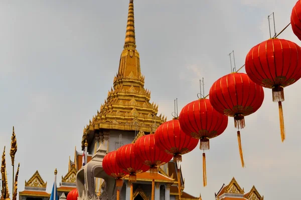 Lampions w świątyni Wat Traimit w Chinatown, Bangkok, Tajlandia — Zdjęcie stockowe