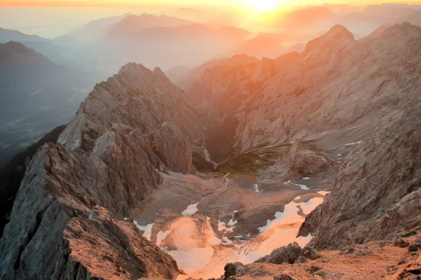 Zugspitze, el pico de montaña más alto de los Alpes alemanes —  Fotos de Stock