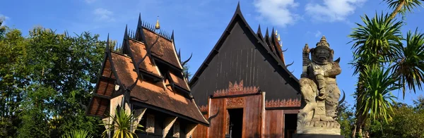 Thaise stijl traditionele houten huis — Stockfoto