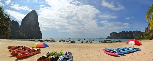 Hermosa playa de ferrocarril en Krabi Tailandia — Foto de Stock