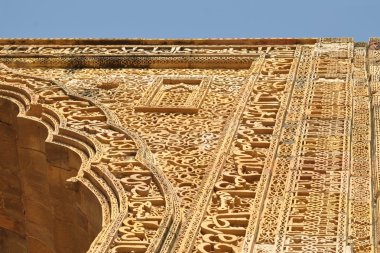 Eski cami, Ajmer, Rajasthan, Hindistan'da oyma taş