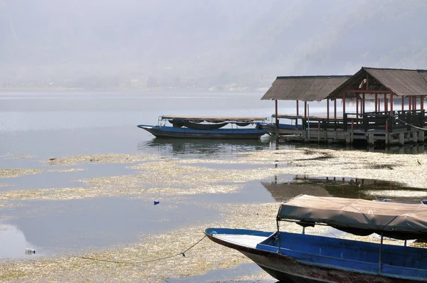 Boote auf dem batur-see im sonnenaufgangslicht, bali, indonesien — Stockfoto