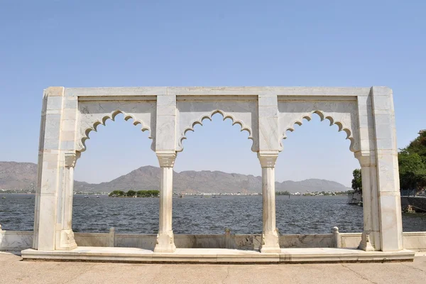 Anasagar lake met witte marmeren hek, Ajmer, Rajasthan, India — Stockfoto