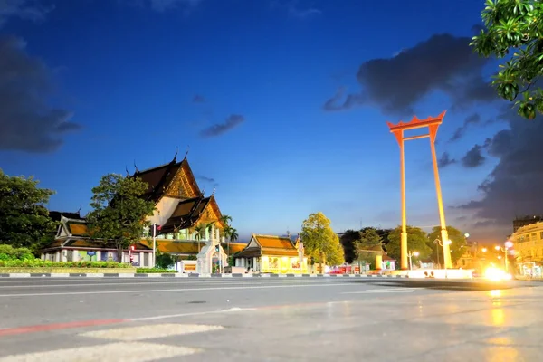 Dev salıncak ve Suthat Tapınağı, Bangkok, Tayland — Stok fotoğraf