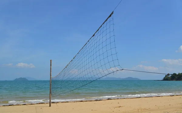 Volleybal netto op lege strand — Stockfoto