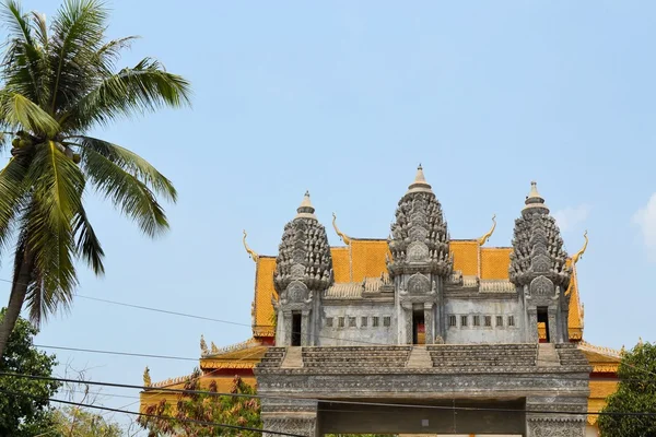 Temple bouddhiste moderne au Cambodge à Siem Reap. — Photo