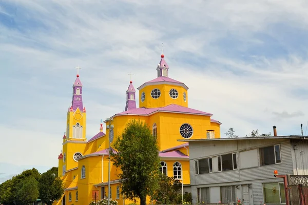 Geel en paars kerk van Castro, Chiloe, Chili — Stockfoto