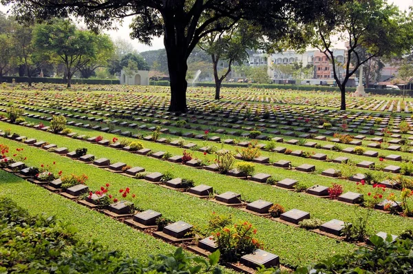 Cementerio de víctimas de la Segunda Guerra Mundial, Kanchanaburi, Tailandia — Foto de Stock