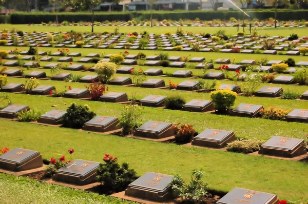 Cementerio de víctimas de la Segunda Guerra Mundial, Kanchanaburi, Tailandia — Foto de Stock