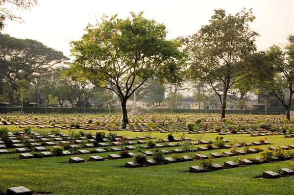 Cementerio de víctimas de la Segunda Guerra Mundial, Kanchanaburi, Tailandia —  Fotos de Stock