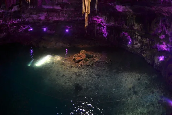 Cenote dzitnup in de buurt van valladolid, mexico — Stockfoto