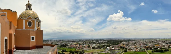 Μεγάλη Πυραμίδα πάνω από την cholula με την εκκλησία — Φωτογραφία Αρχείου