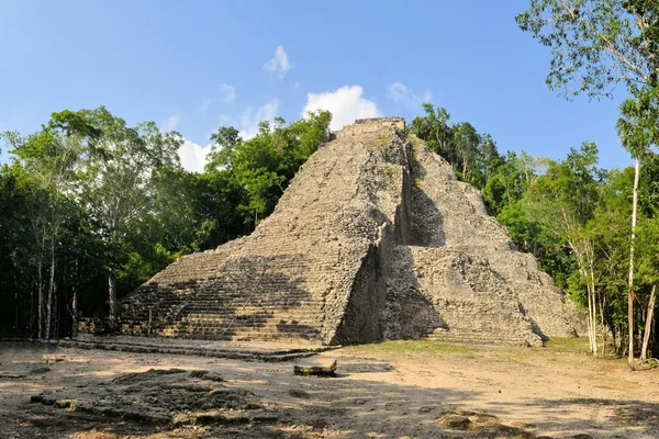 Ερείπια Mayan πυραμίδας στη ζούγκλα, Coba, Γιουκατάν, Μεξικό — Φωτογραφία Αρχείου