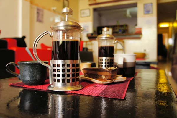 Perancis pembuat kopi pers dengan cangkir — Stok Foto