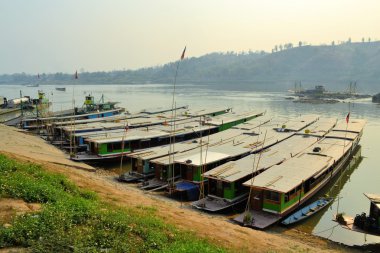 Laos güzel Mekong Nehri üzerinde tekne