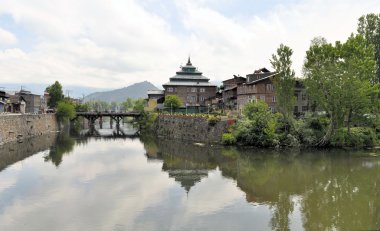 Srinagar, Kaşmir nehirde Jahelum Camii
