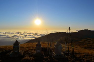 Budist stupas karşı günbatımı, nepal