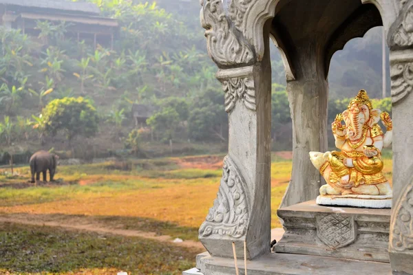 Ganesha shrine with elephant in background — Stock Photo, Image