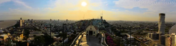 Guayaquil Santa Ana Hill, Amerika Birleşik Devletleri üzerinden görüntülendi — Stok fotoğraf