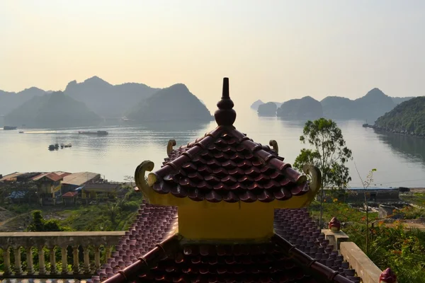 Świątynia w zatoce Halong, Vietnam, wpisanego na listę Światowego Dziedzictwa UNESCO — Zdjęcie stockowe