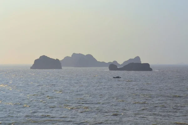 Залив Халонг, Вьетнам, объект всемирного наследия ЮНЕСКО — стоковое фото