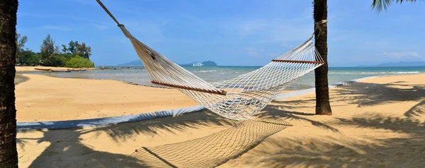 Hangmat in palm schaduw op tropisch strand — Stockfoto