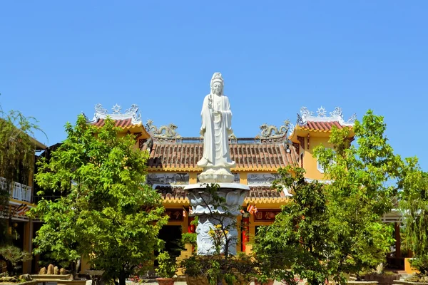 Храм буддийской пагоды в китайском стиле в Хойане, Вьетнам — стоковое фото