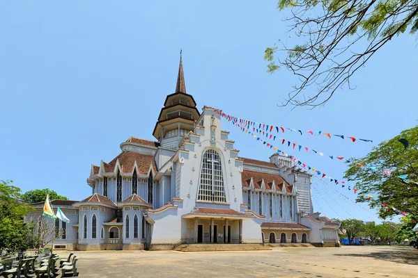 Katholische Kirche mit chinesischer Tempelarchitektur, Farbton, Vietnam — Stockfoto