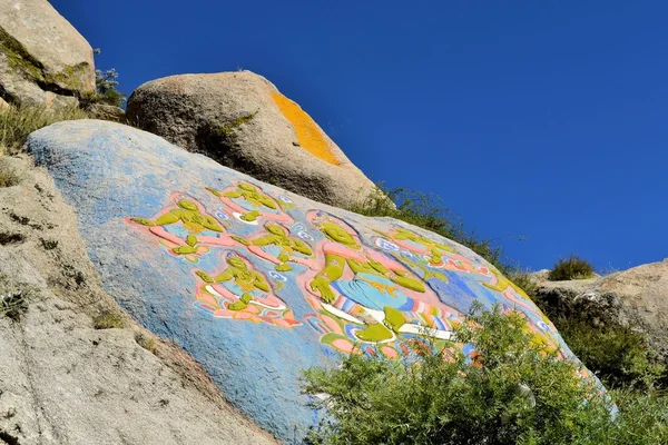 Peintures tibétaines en pierre de prière dans les montagnes de Lhassa — Photo