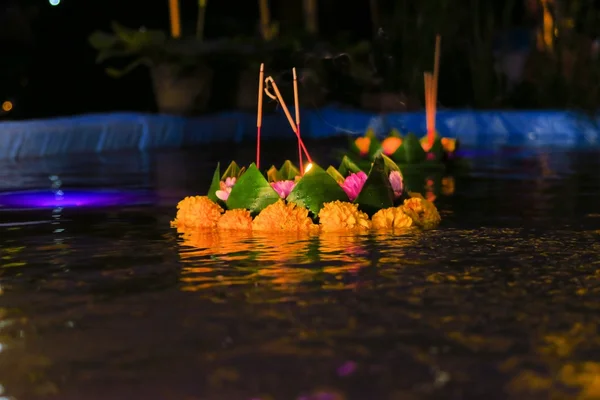 Piccolo Krathong galleggiante con candele e fiori — Foto Stock