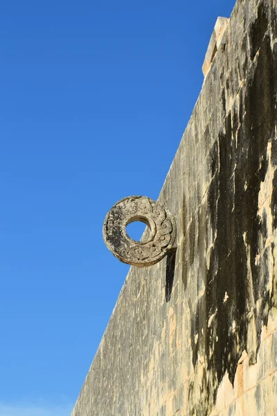 Aro de piedra tallada en Great Ball Court, Yucatán, México — Foto de Stock