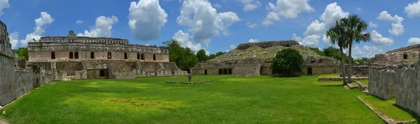 Mayské zříceniny Kabah na trase sousedily s nádhernými, Yucatan, Mexiko — Stock fotografie