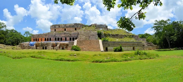 Palacio en las ruinas mayas de Sayil, Ruta Puuc, Yucatán, México —  Fotos de Stock
