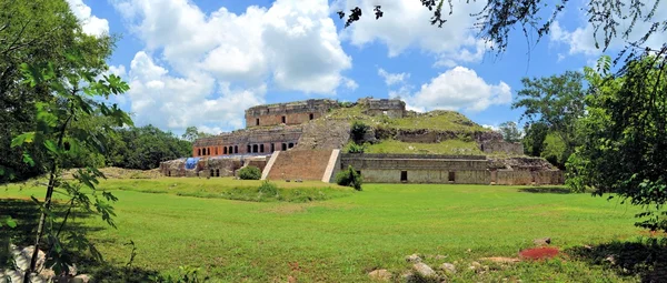 Palacio en las ruinas mayas de Sayil, Ruta Puuc, Yucatán, México —  Fotos de Stock