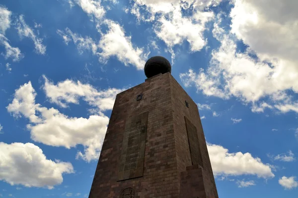 Mitad Del Mundo pomnik w pobliżu Quito, Ekwador — Zdjęcie stockowe