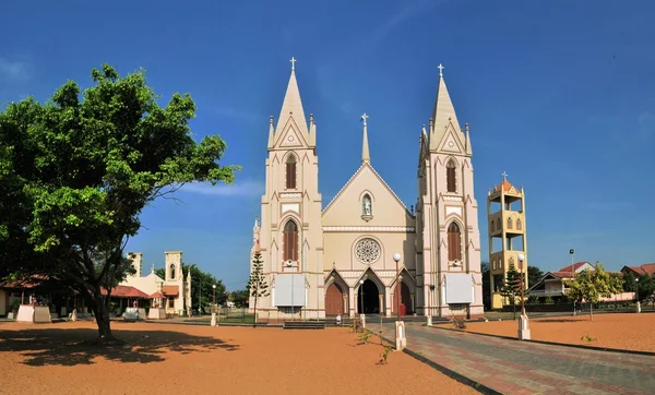 Kościół katolicki z wieżami w negombo, sri lanka — Zdjęcie stockowe