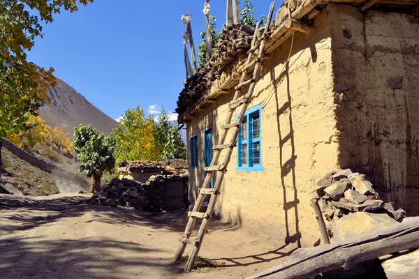 ヒマラヤ山脈、ネパールの伝統の家 — ストック写真