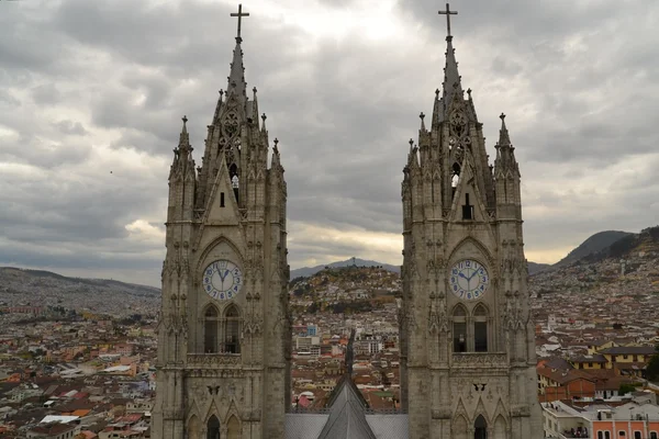 Wieże bazyliki w Quito, Ekwador — Zdjęcie stockowe