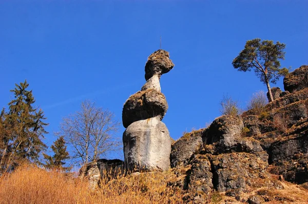 Rock toren monoliet in de buurt van Pottenstein, Duitsland — Stockfoto