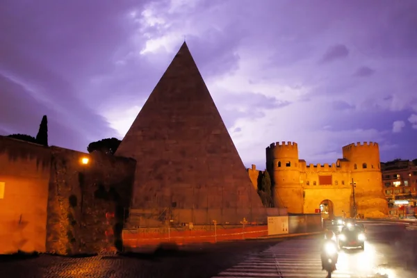 Pyramid of Cestius near the Porta San Paolo, Rome, Italy — Stock Photo, Image