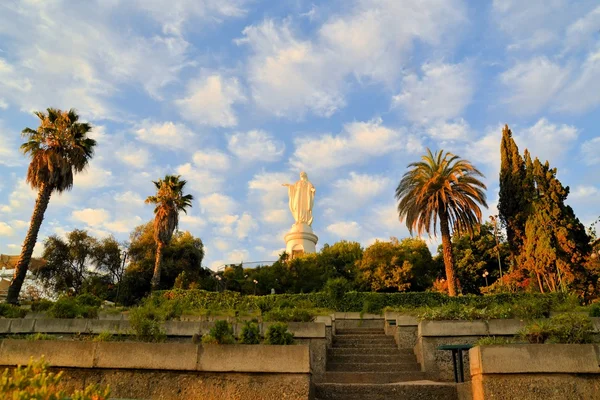 聖母マリア像、セロ サンクリストバル Santiago チリ — ストック写真