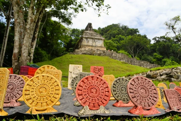 Suvenirer foran et mayattempel i Yucatan i Mexico – stockfoto