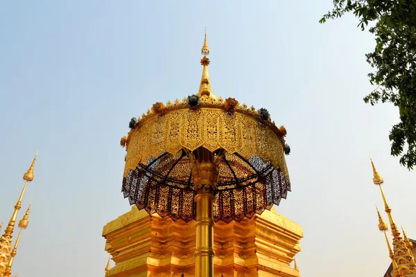 Sombrilla dorada, templo Buddhist Wat en Chiang Mai, Tailandia —  Fotos de Stock