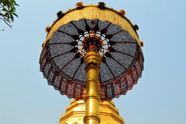 Sombrilla dorada, templo Buddhist Wat en Chiang Mai, Tailandia —  Fotos de Stock