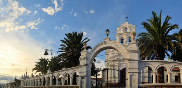 Architecture coloniale blanche en Caranavi, la Bolivie — Photo
