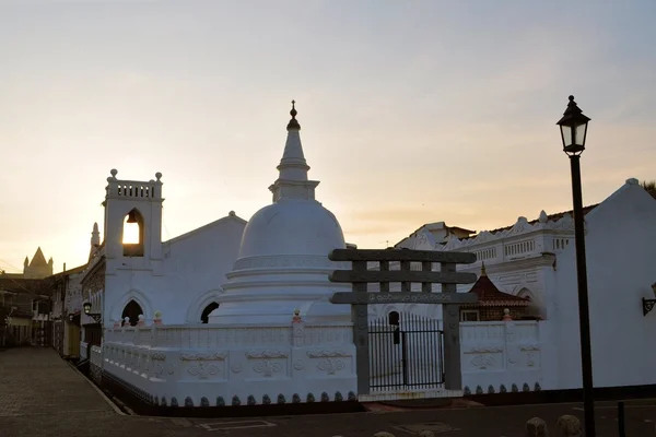 Kerk en boeddhistische tempel, Galle, Sri Lanka — Stockfoto